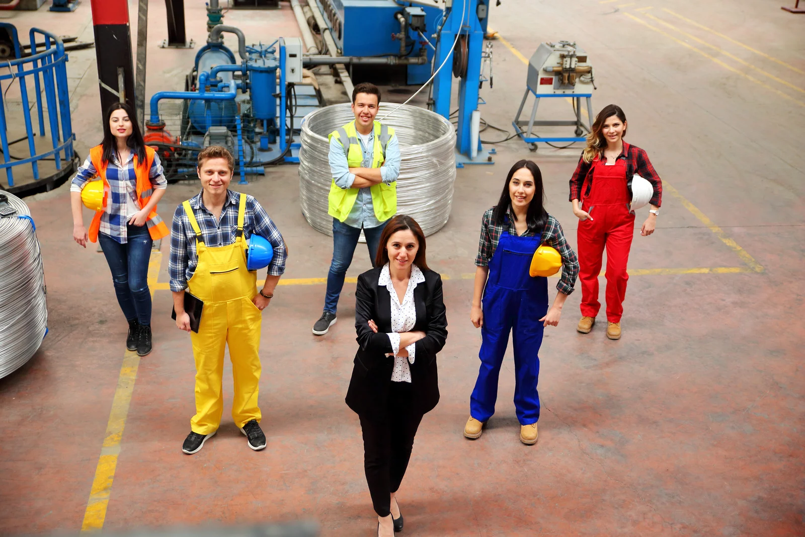 equipo de trabajadores y supervisora en planta industrial representando servicios transitorios y flexibilidad laboral